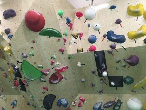 Rocky 品川店のカラフルなウォール