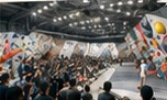 ボルダリング大会の観客とウォール